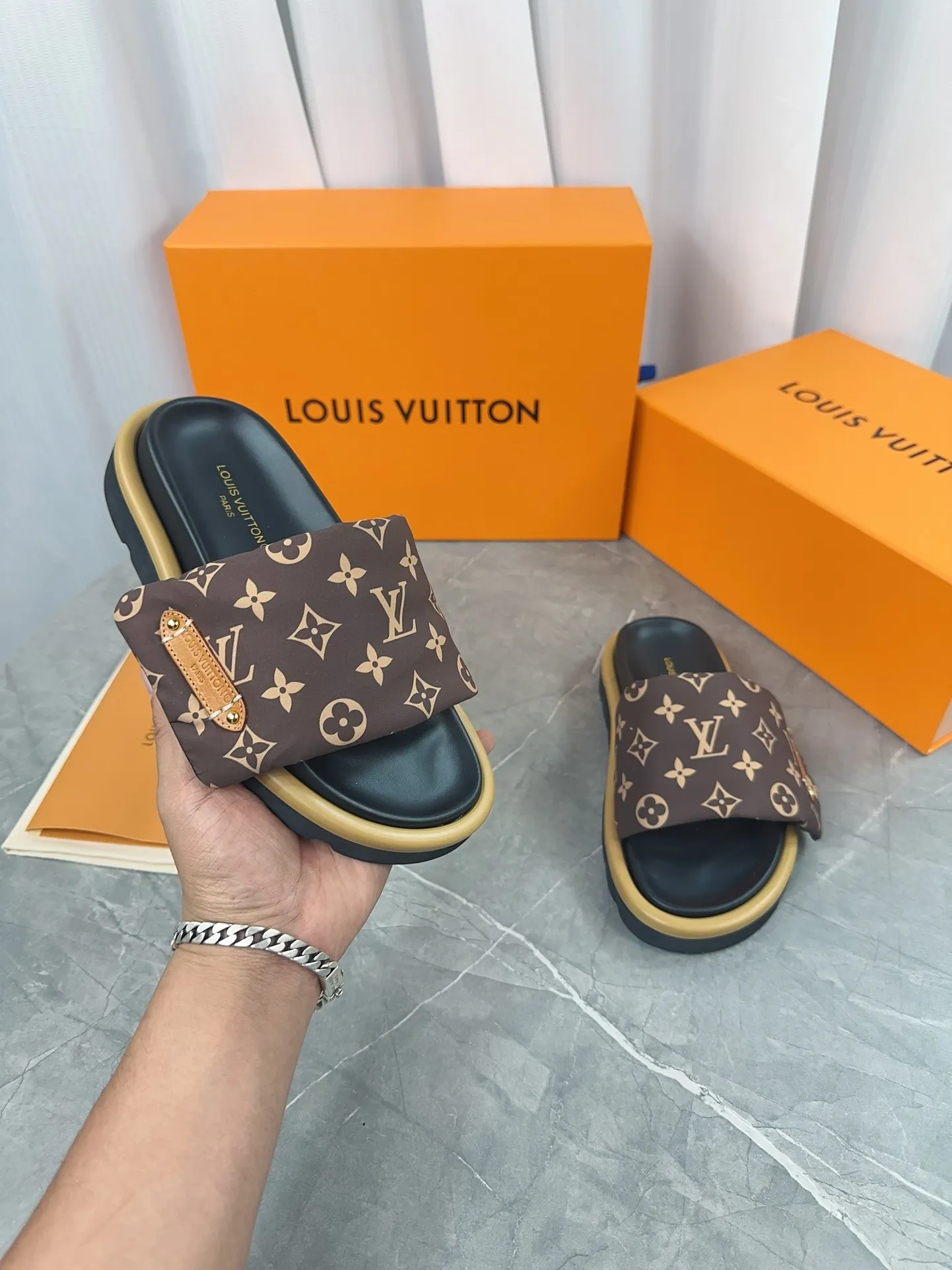 👟👟Ex-factory price 360👟👟 Women's Shoes Women's Clothing LV Donkey Brand L Home 2023 Hot Style Embossed Logo Embossed Sandals This Pool Pillow Comfort flat sandals are made of technical fabrics and use high-frequency embossing technology to reinterpret the Monogram pattern. Soft padded upper with adjustable Velcro, comfortable and tough insole adds harmonious color ▪️Fabric: Original customized technical fabric ▪️Lining: soft sheepskin lining ▪️Sole: Original open-molded rubber foam outsole Color: sky blue. Yellow. Black ▪️Size: 35-45